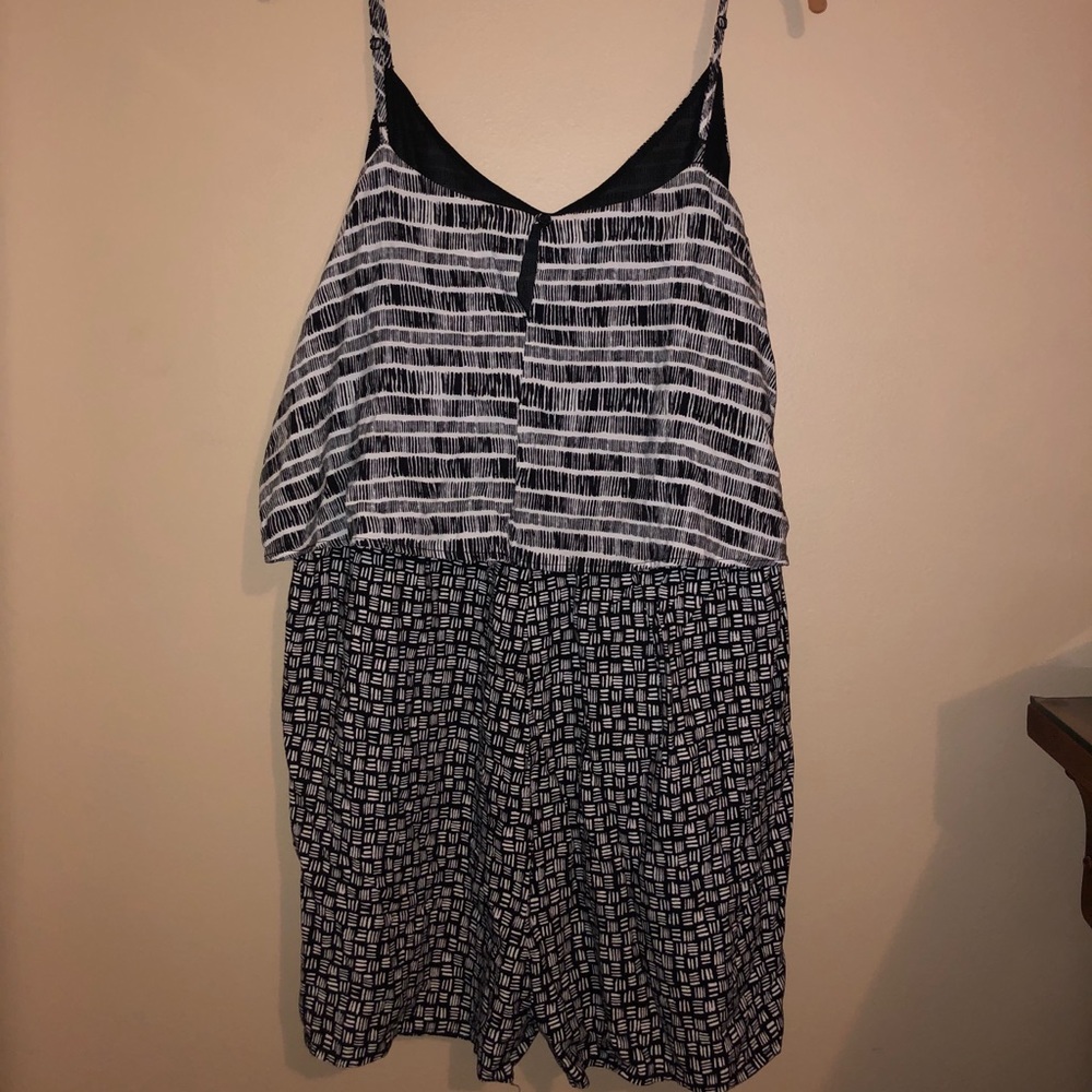 Old navy romper - Picture 2 of 2